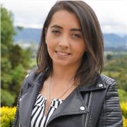 Profesora de artes enfocada a la enseñanza del español a extranjeros